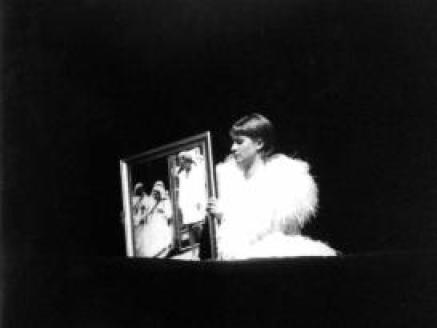 A Lady Dies - Archivbild solfaghari.com