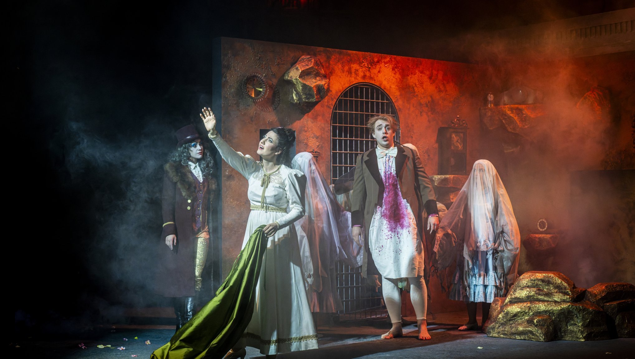 Bühnenszene aus der Uraufführung von Schmetterling am Eduard-von-Winterstein-Theater Annaberg-Buchholz