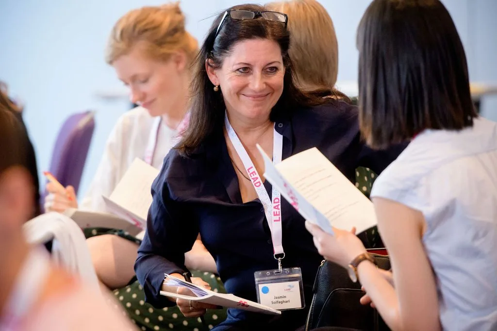 Jasmin Solfaghari im Gespräch bei einer Konferenz