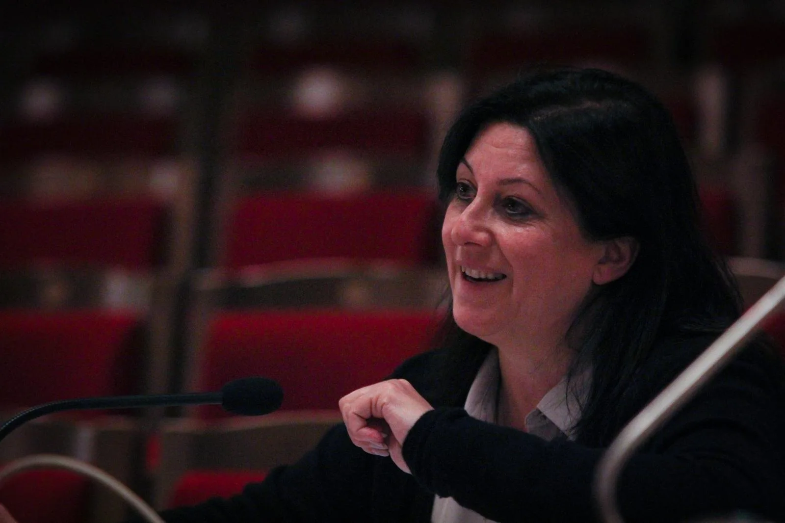 Jasmin Solfaghari gibt lächelnd Regieanweisungen im Zuschauerraum