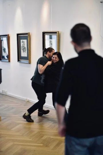 Jasmin Solfaghari tanzend in einer Ausstellungshalle
