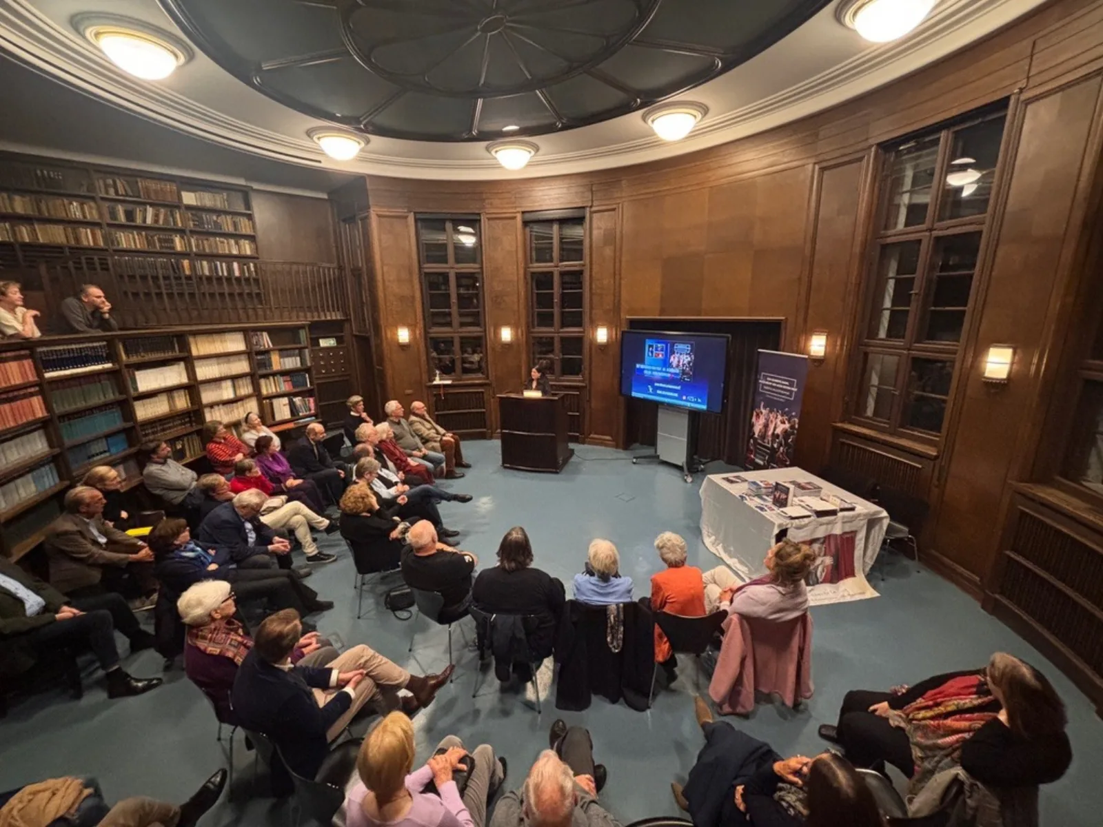 Jasmin Solfaghari spricht vor Publikum in einem historischen Bibliothekssaal