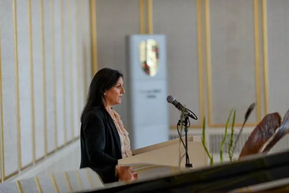 Jasmin Solfaghari spricht an einem Podium bei einer Veranstaltung