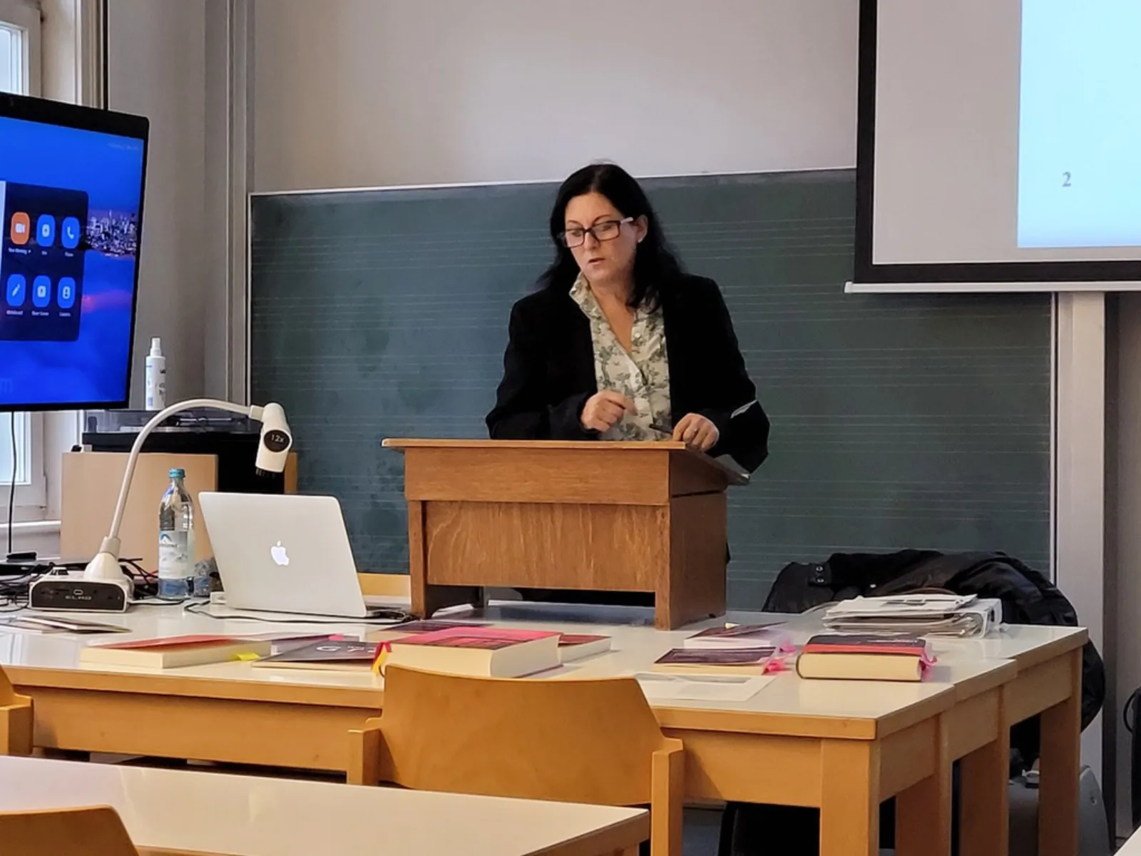 Jasmin Solfaghari hält einen Vortrag an einem Rednerpult im Hörsaal