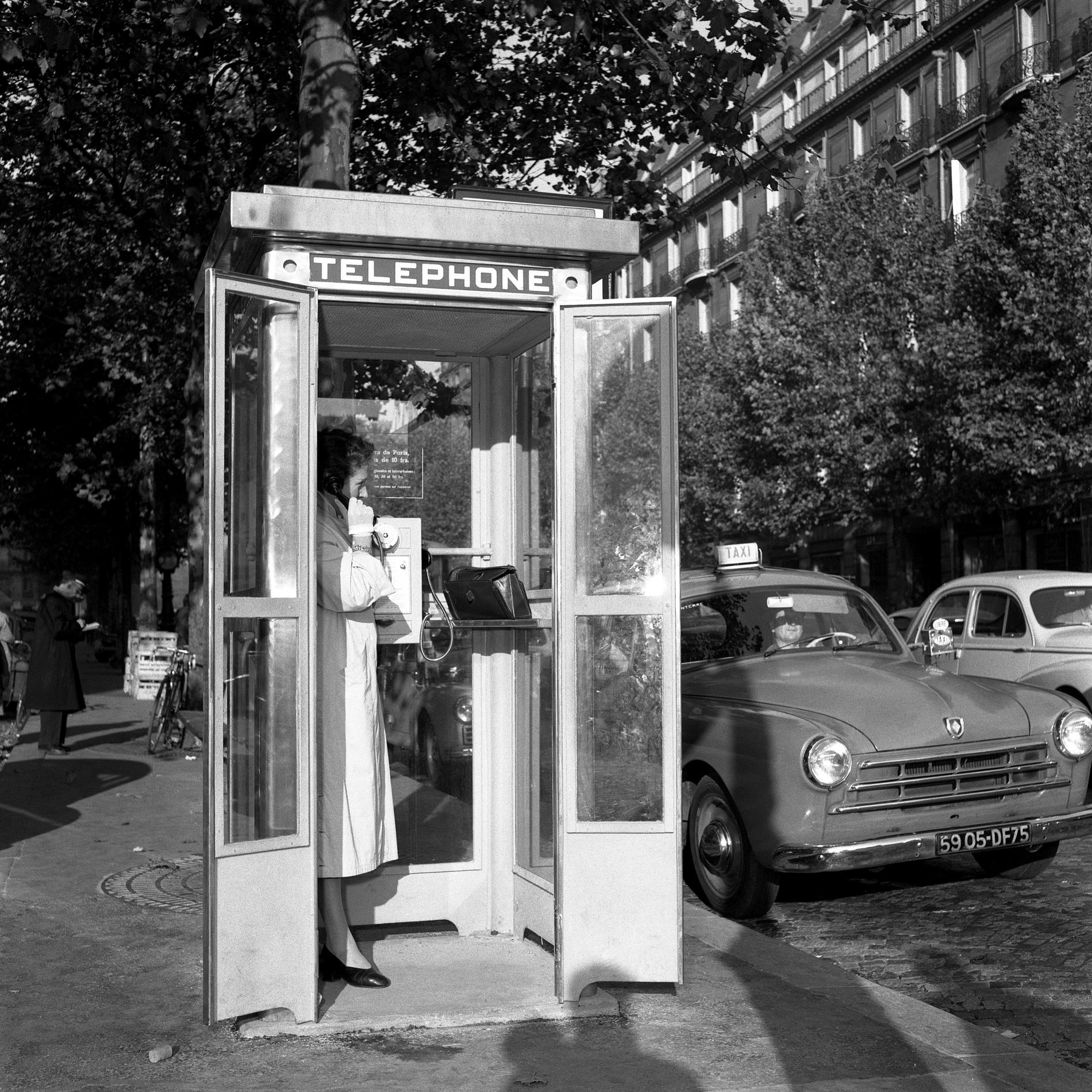 Telefonzelle in Paris, 1955 - Photographie PTT / Coll. Orange DANP via Publiphonie