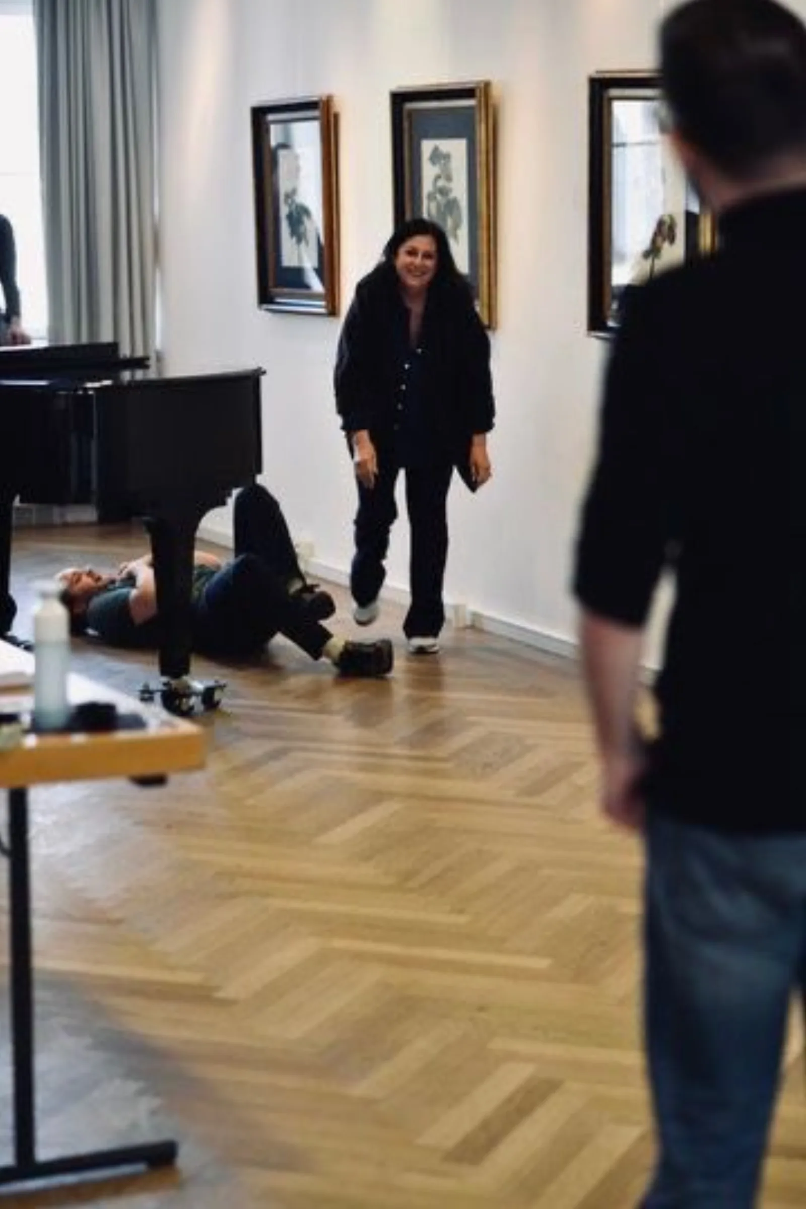 Jasmin Solfaghari bei der szenischen Arbeit mit Teilnehmer:innen