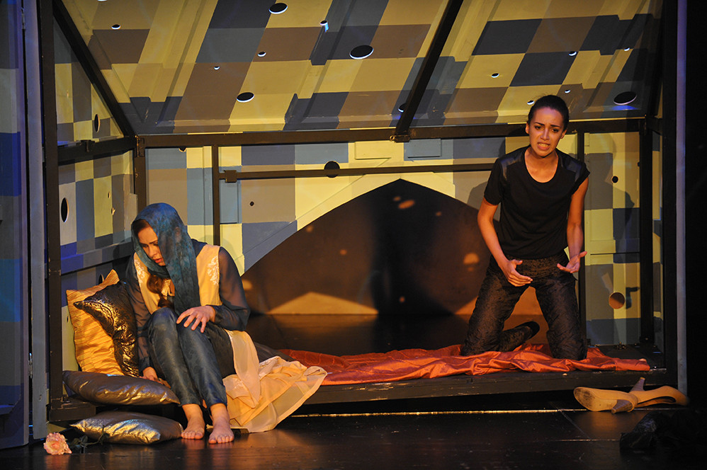 Xerxes - Bühne und Kostüme: Maira Bieler, Romina Kaap